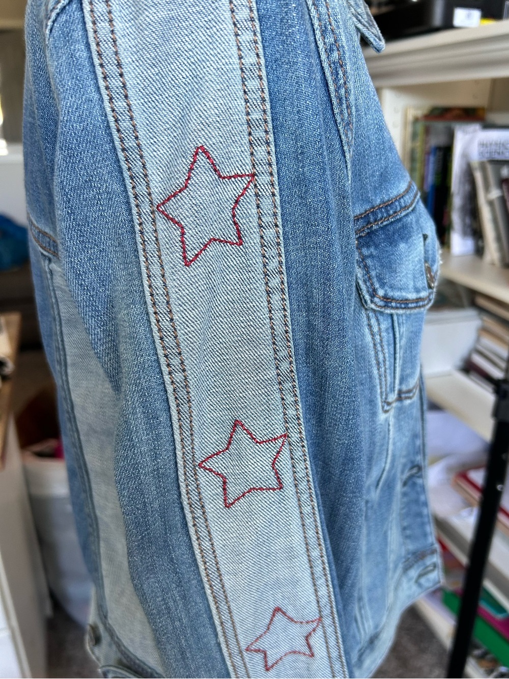 American Eagle Outfitter Denim Jean Jacket with Red Stars on sleeves size M - Picture 5 of 7